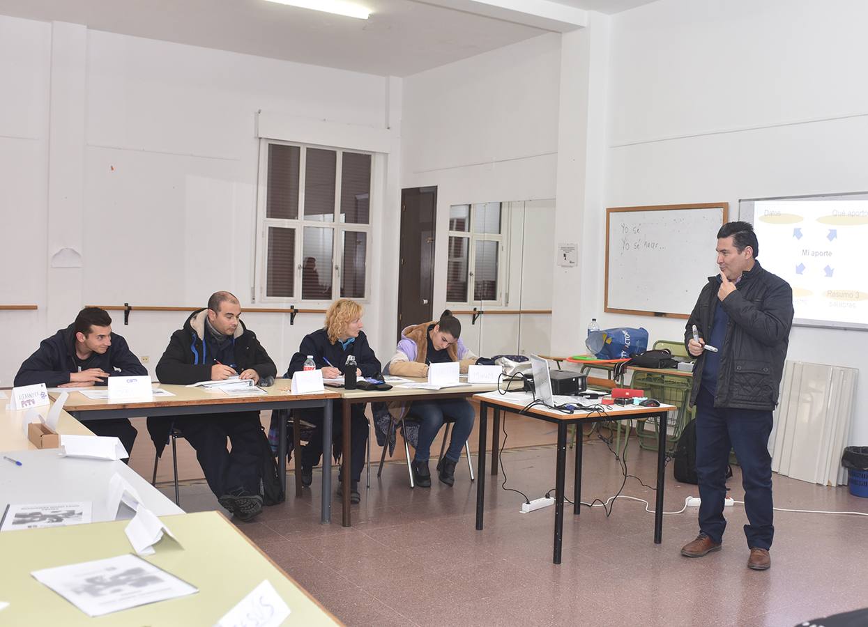 Alumnos de la escuela profesional en una clase de teoría