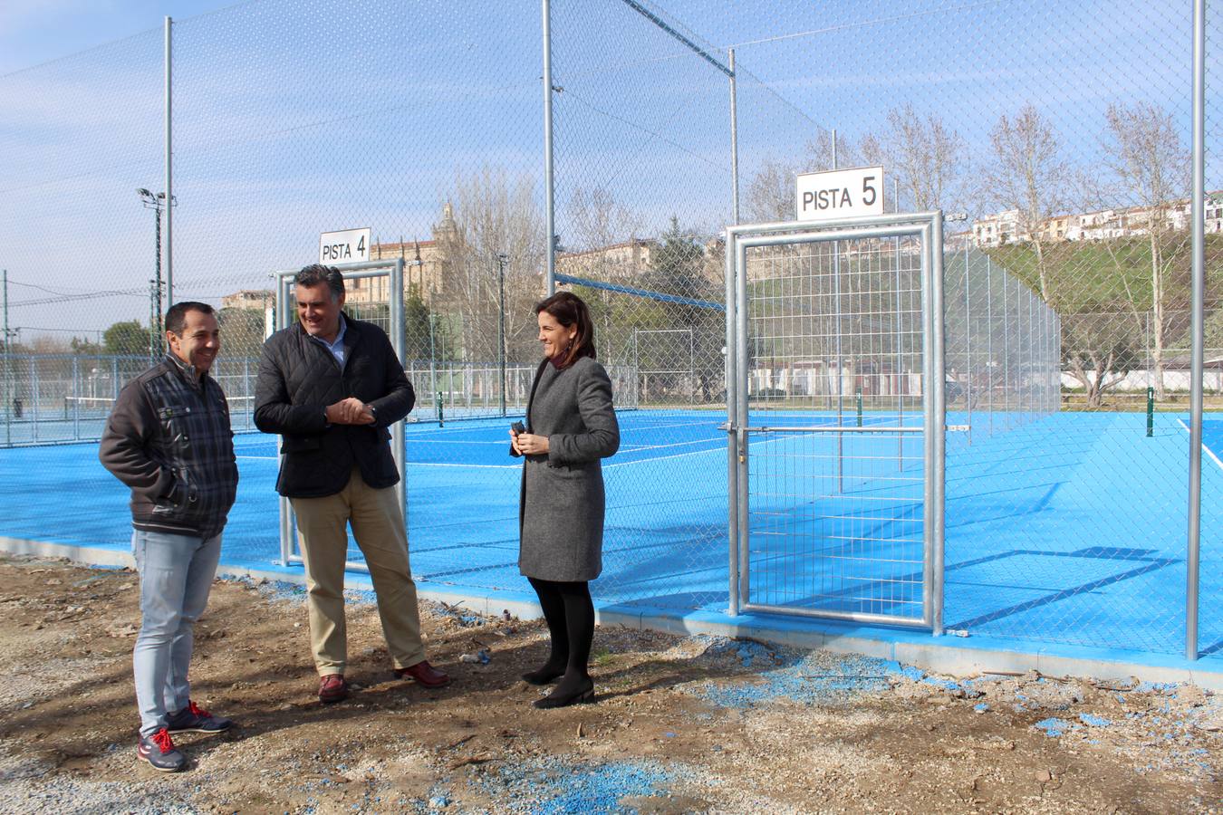 El alcalde visita las dos nuevas pistas de tenis