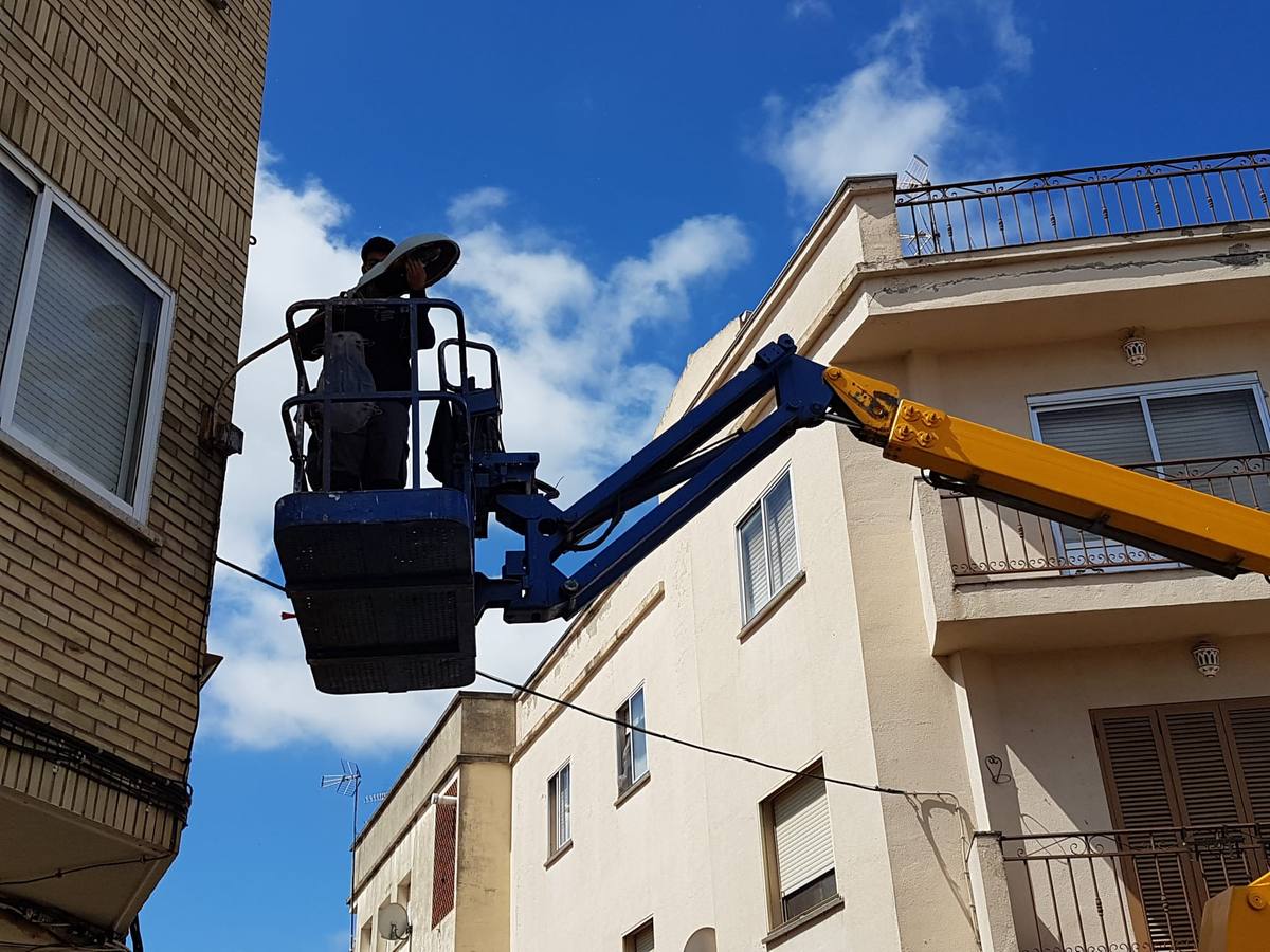 Operario realizando el cambio de luminarias