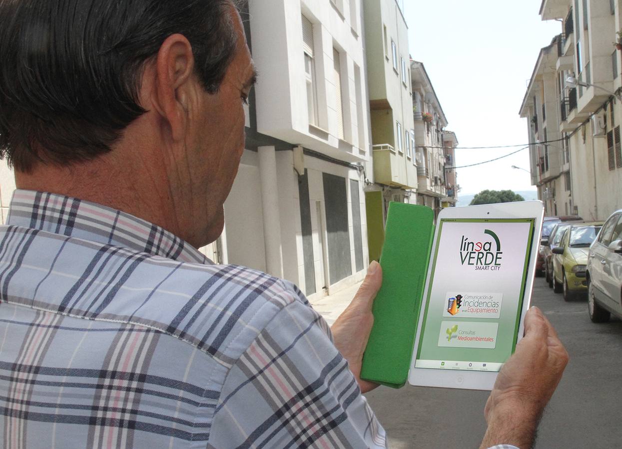 Ciudadano utilizando la aplicación Línea Verde