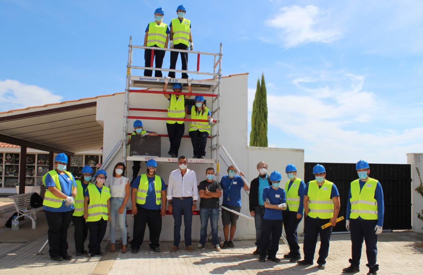 Alumnos en el cementerio de Puebla de Argeme