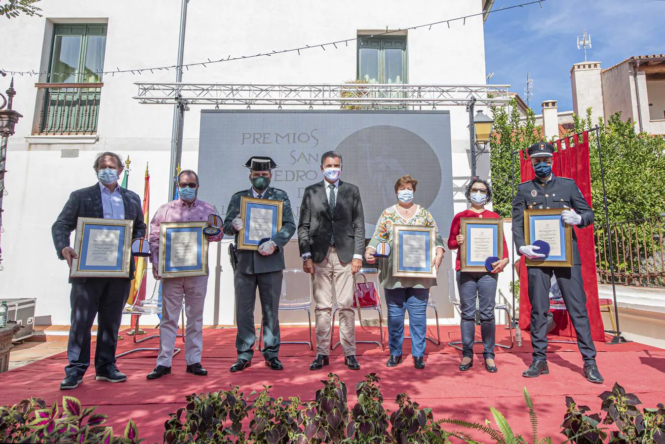 El alcalde con los premiados