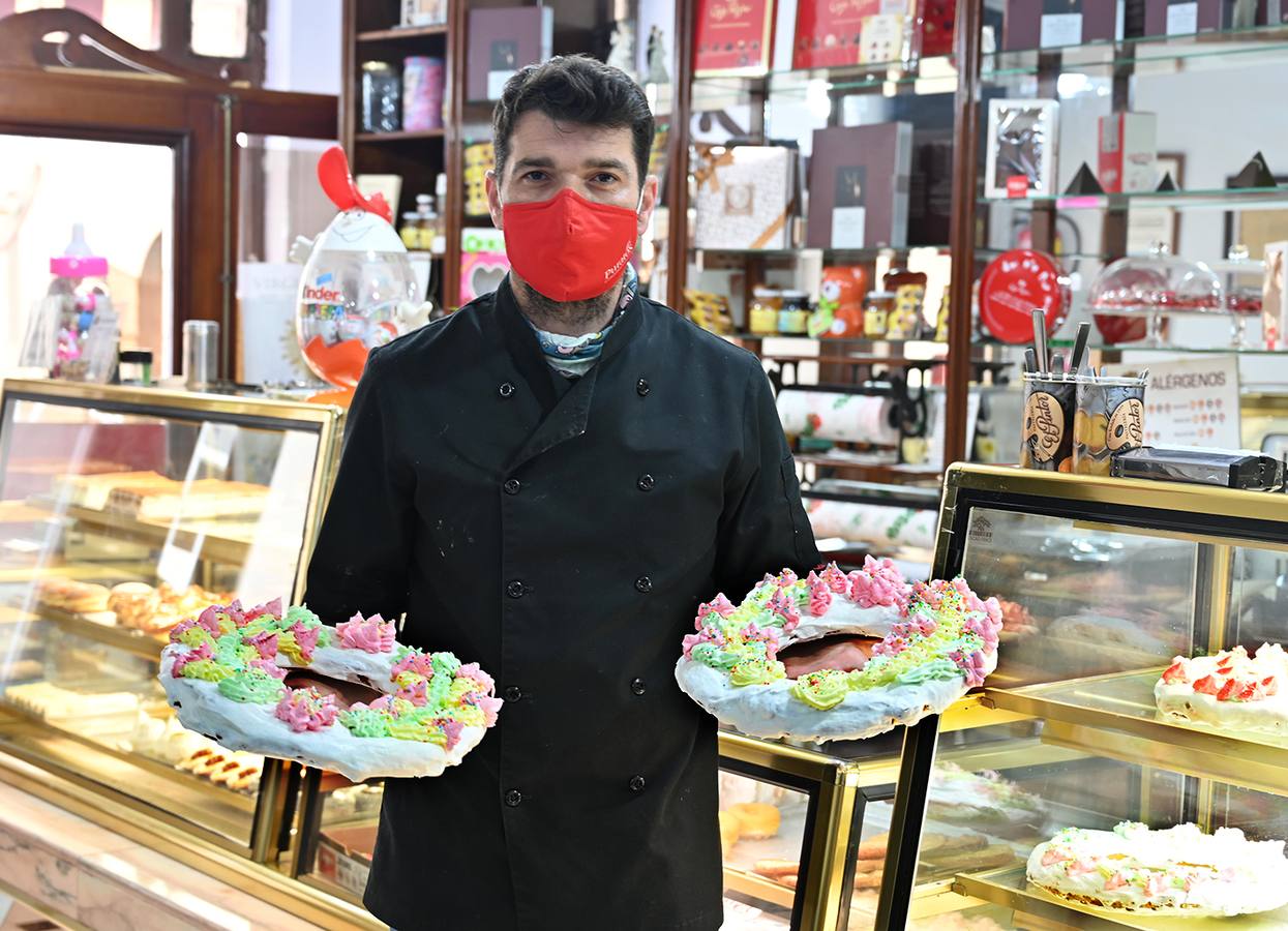 Luis de la pastelería 'El Pintor' mostrando las roscas