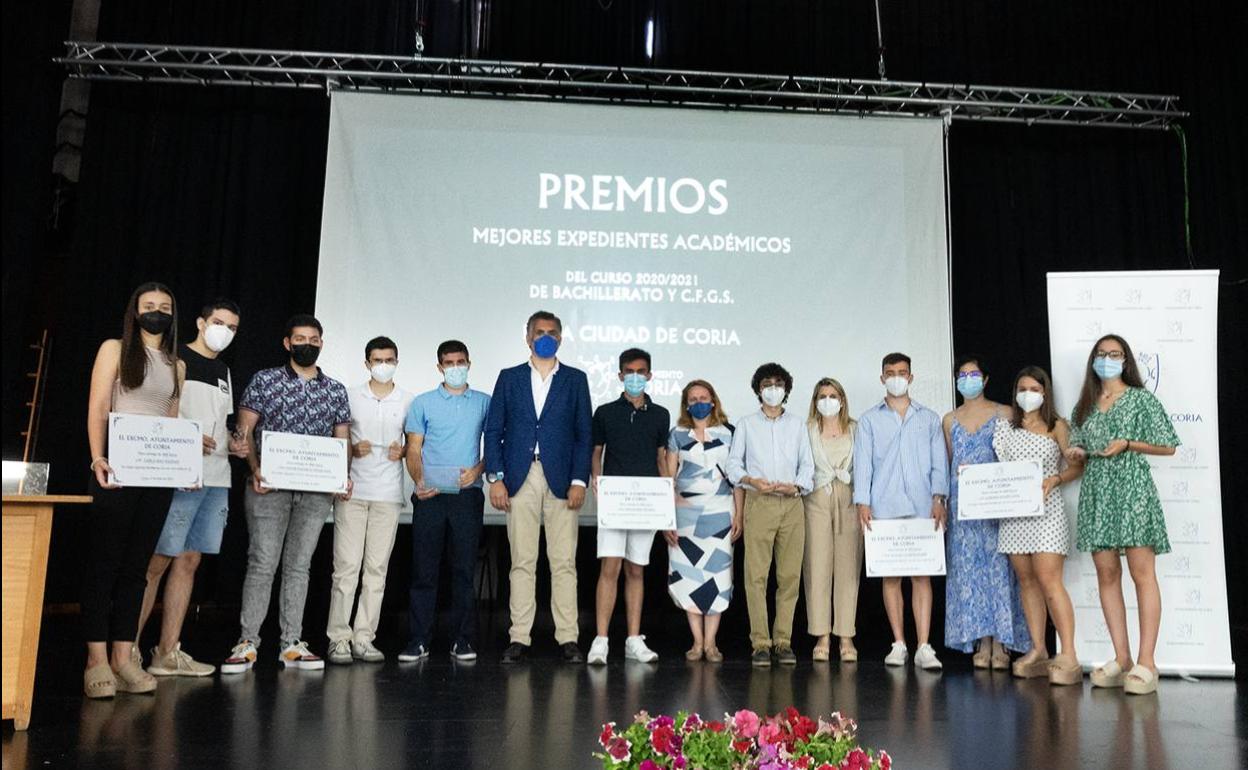 Alcalde con premiados y directoras de los IES de Coria