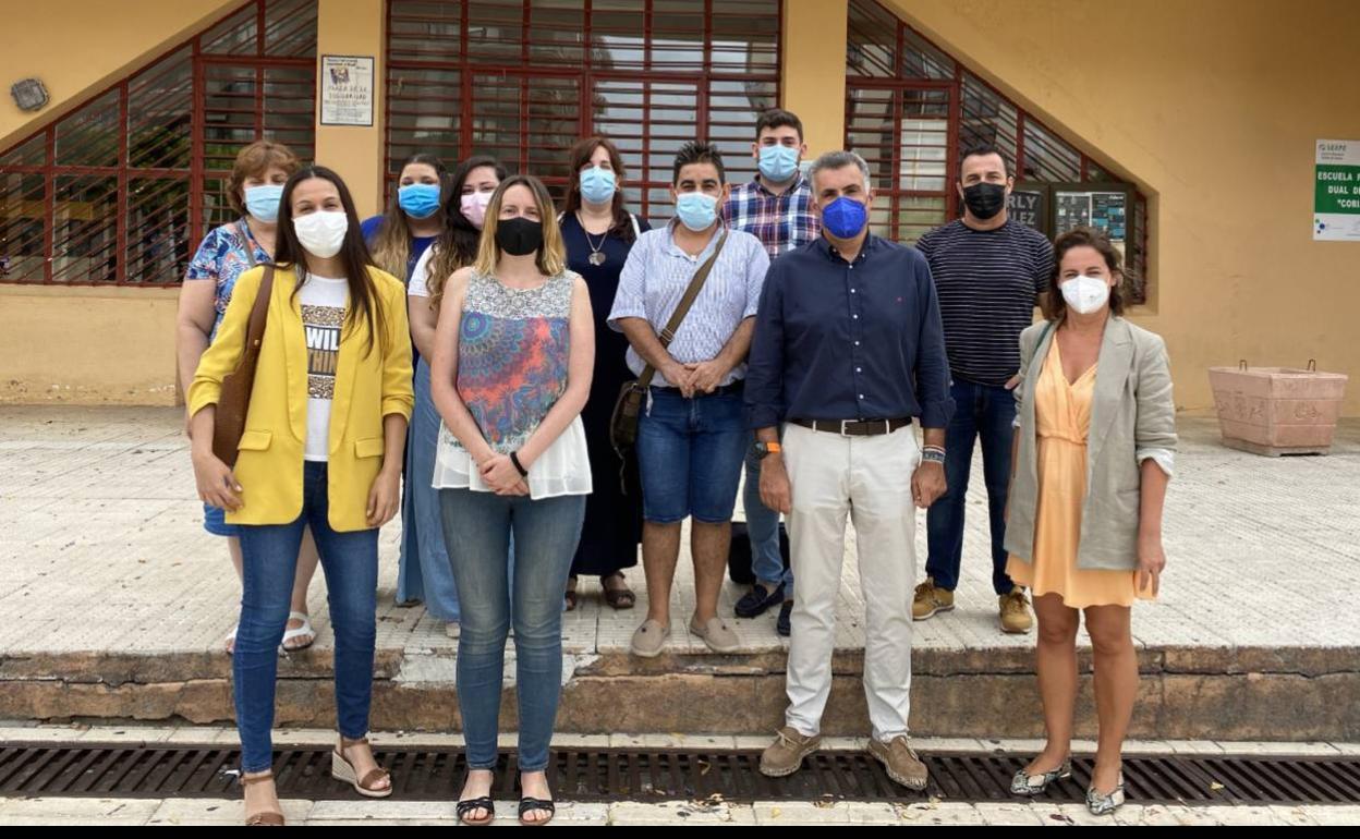 Alcalde y concejales con participantes de la Lanzadera