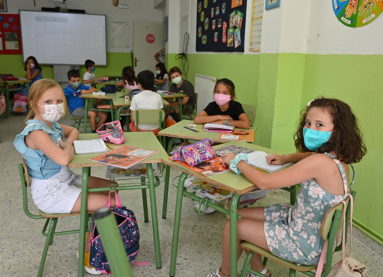 En sus pupitres el primer día del cole
