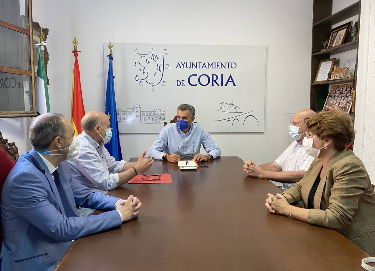 El alcalde se reúne con los empresarios de Coria para transmitirles tranquilidad