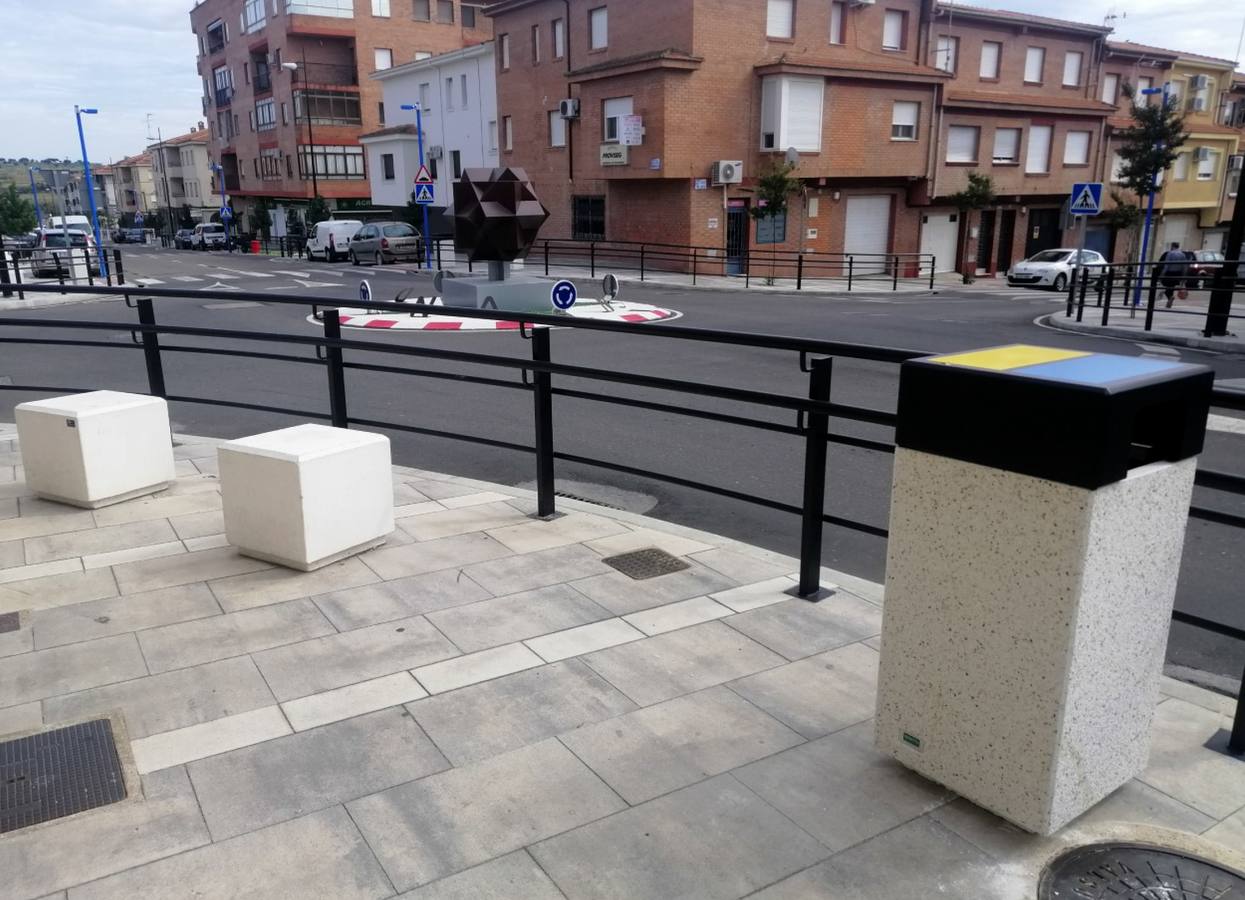 Nuevas papeleras colocadas en la avenida Monseñor Riberi