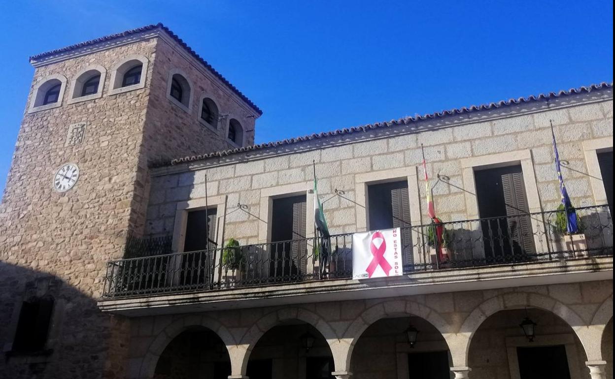 Lazo rosa que luce el Ayuntamiento de Coria