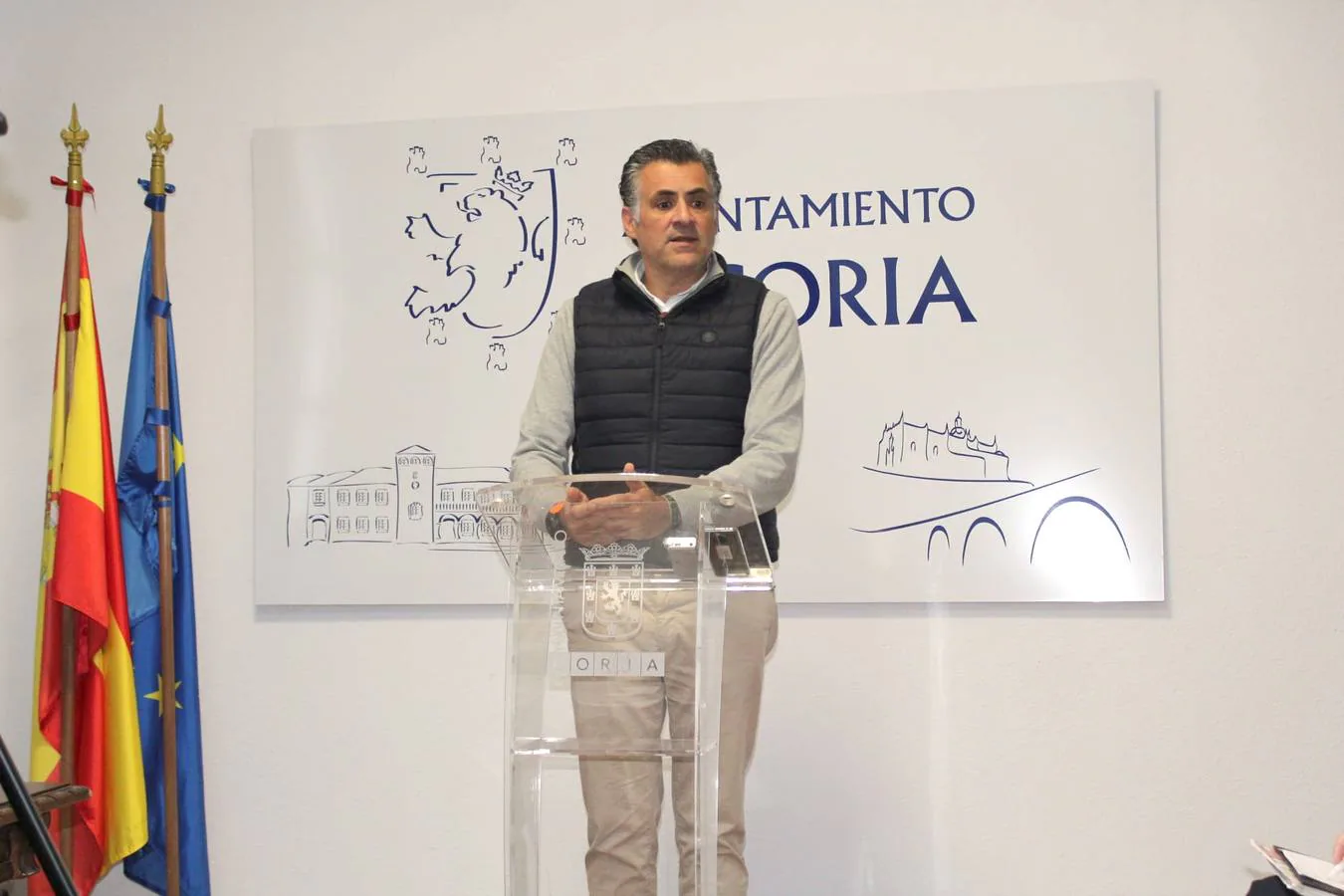 José Manuel García Ballestero haciendo declaraciones sobre la reunión