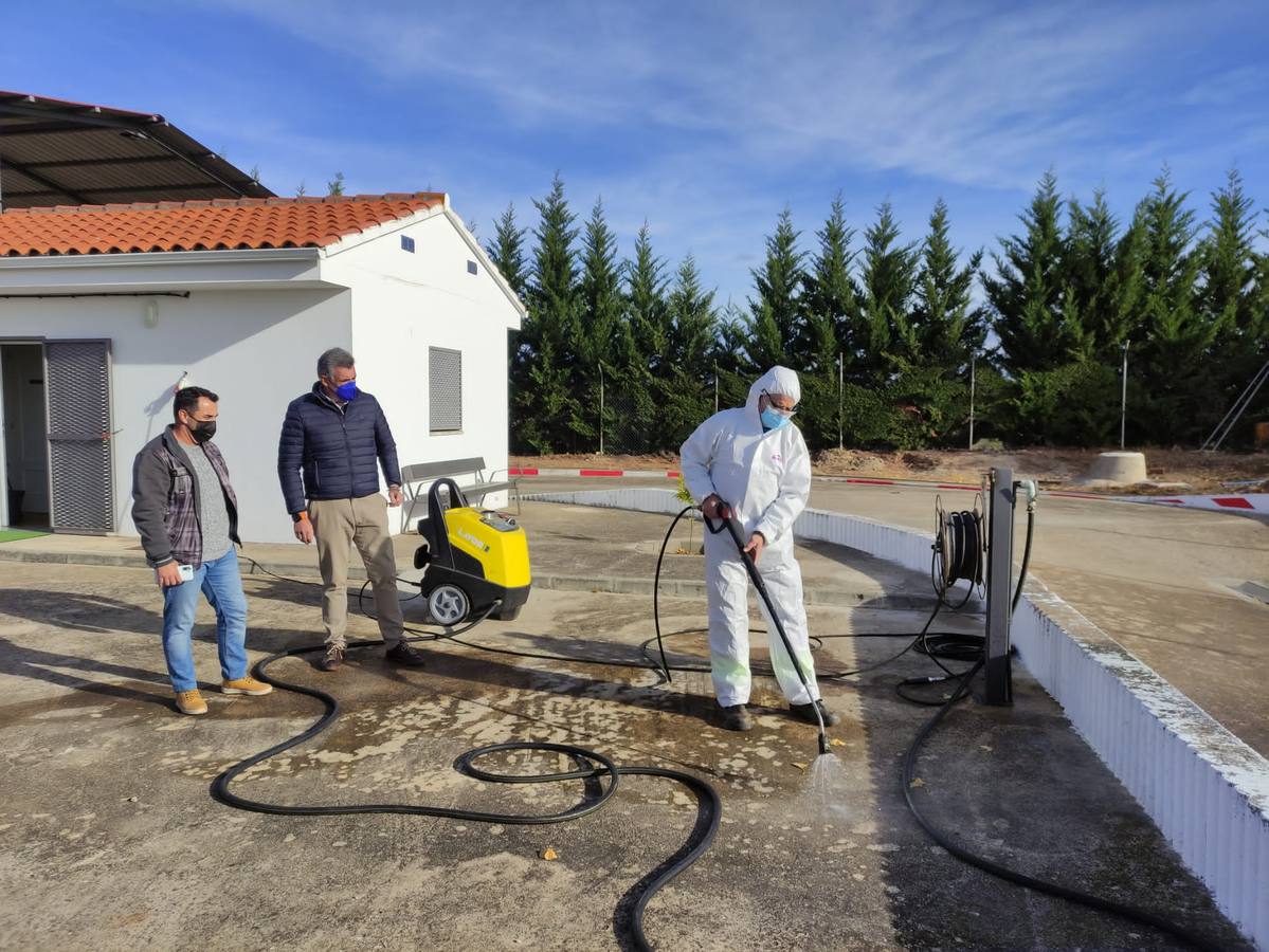 El alcalde junto con el concejal de Obras y un operario del Centro de Desinfección