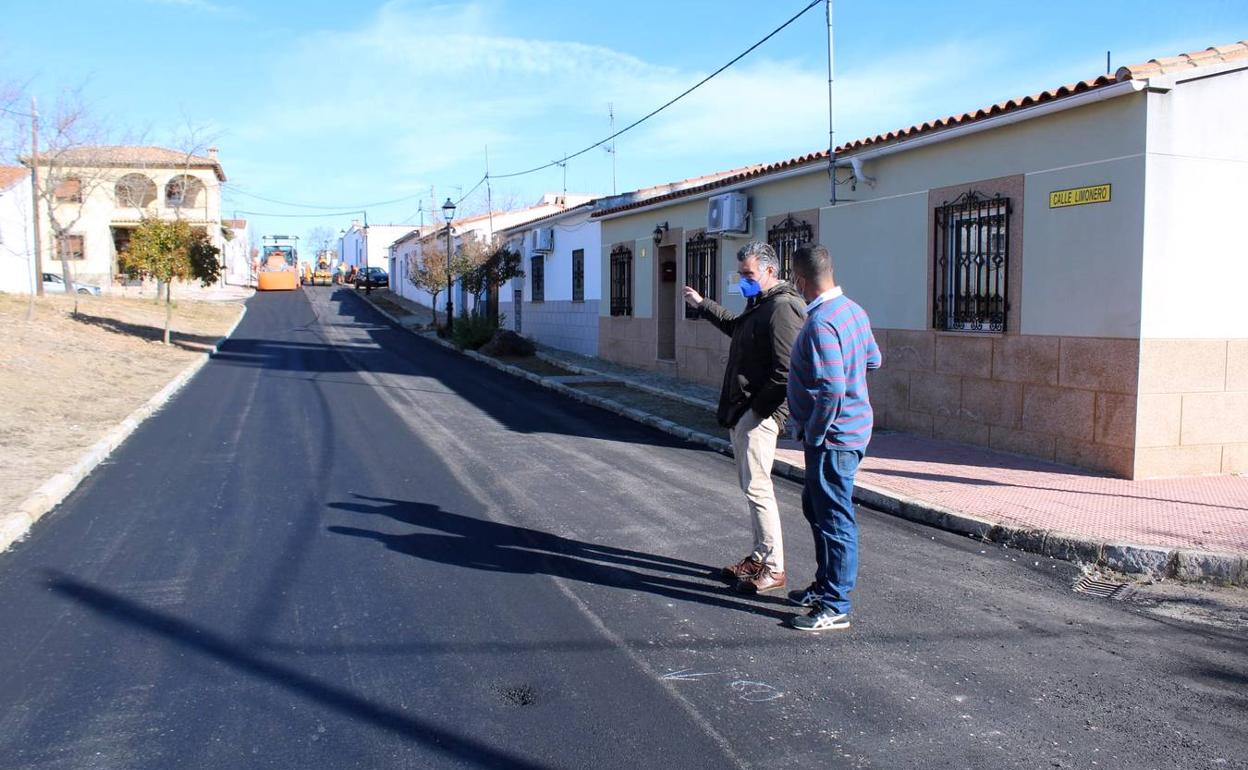 Visitando las obras de pavimentación en Puebla de Argeme