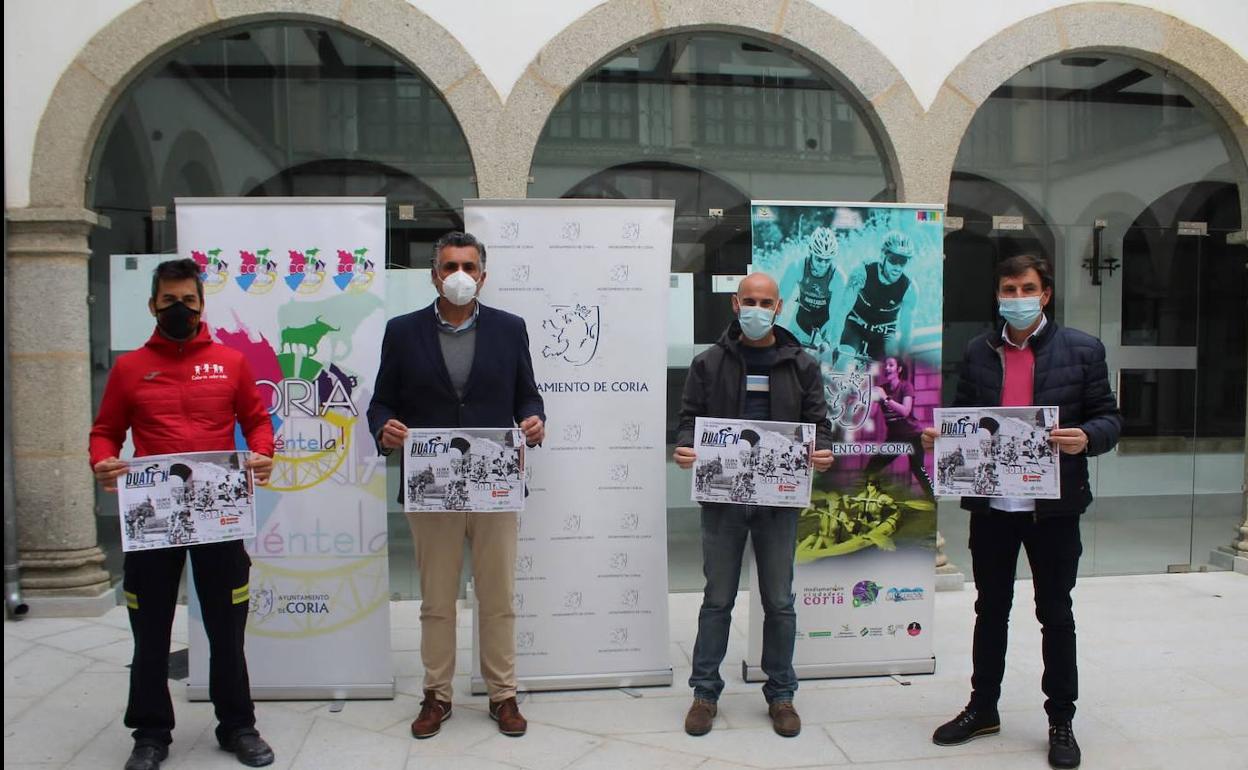 El Alcalde junto al Presidente de la Federación Extremeña de Triatlón, acompañados por el Concejal de Deportes y el Presidente del Club Triatlón Coria, en el acto de presentación 