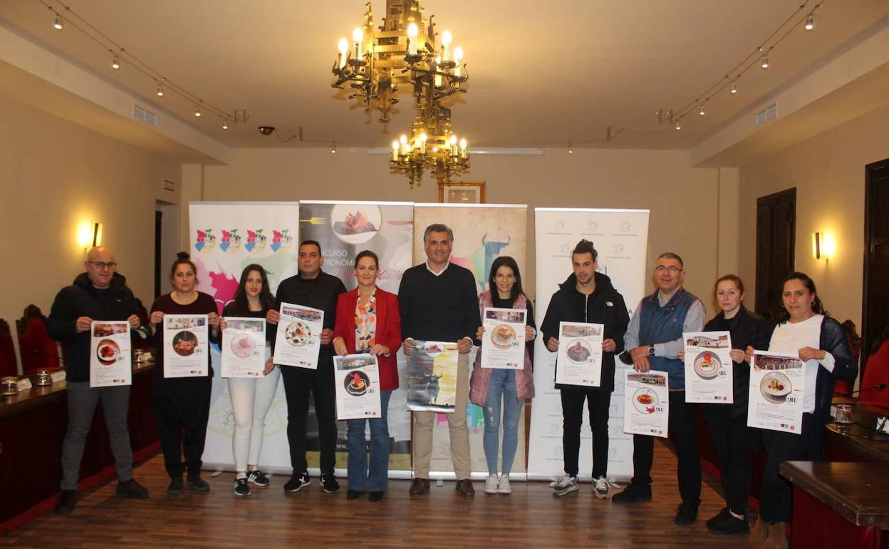 El alcalde, Jose Manuel Garcia Ballestero, la concejala de Turismo, Almudena Dominguo, y los participantes en la presentación del concurso
