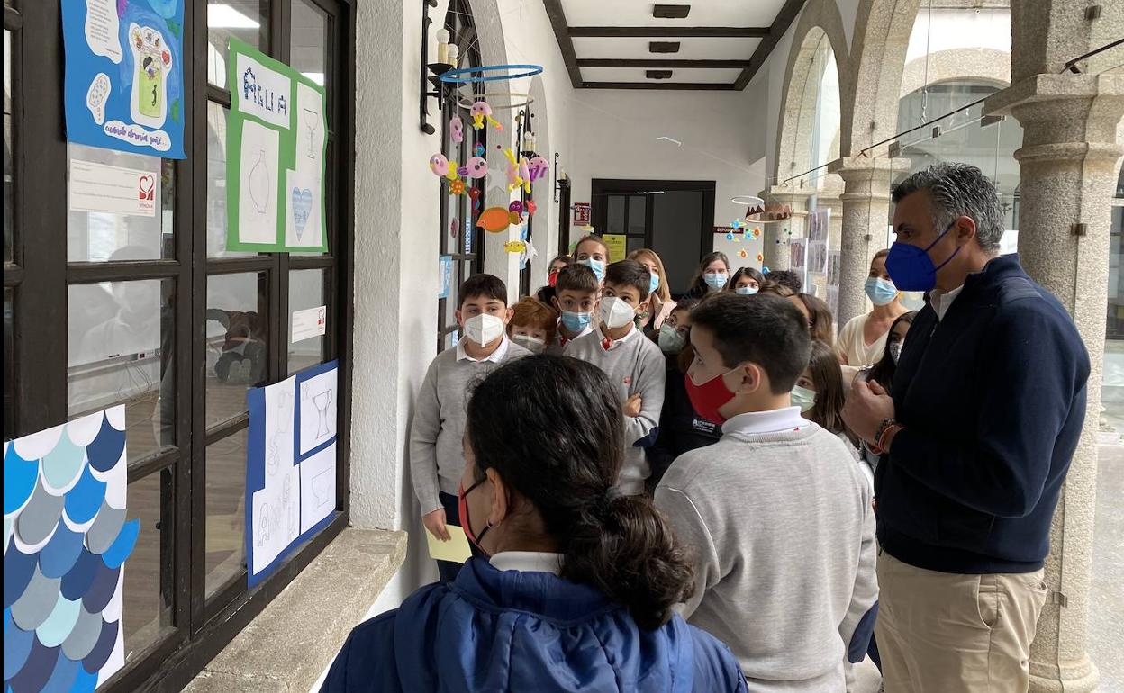 Alumnos y alcalde en la presentación de la exposición