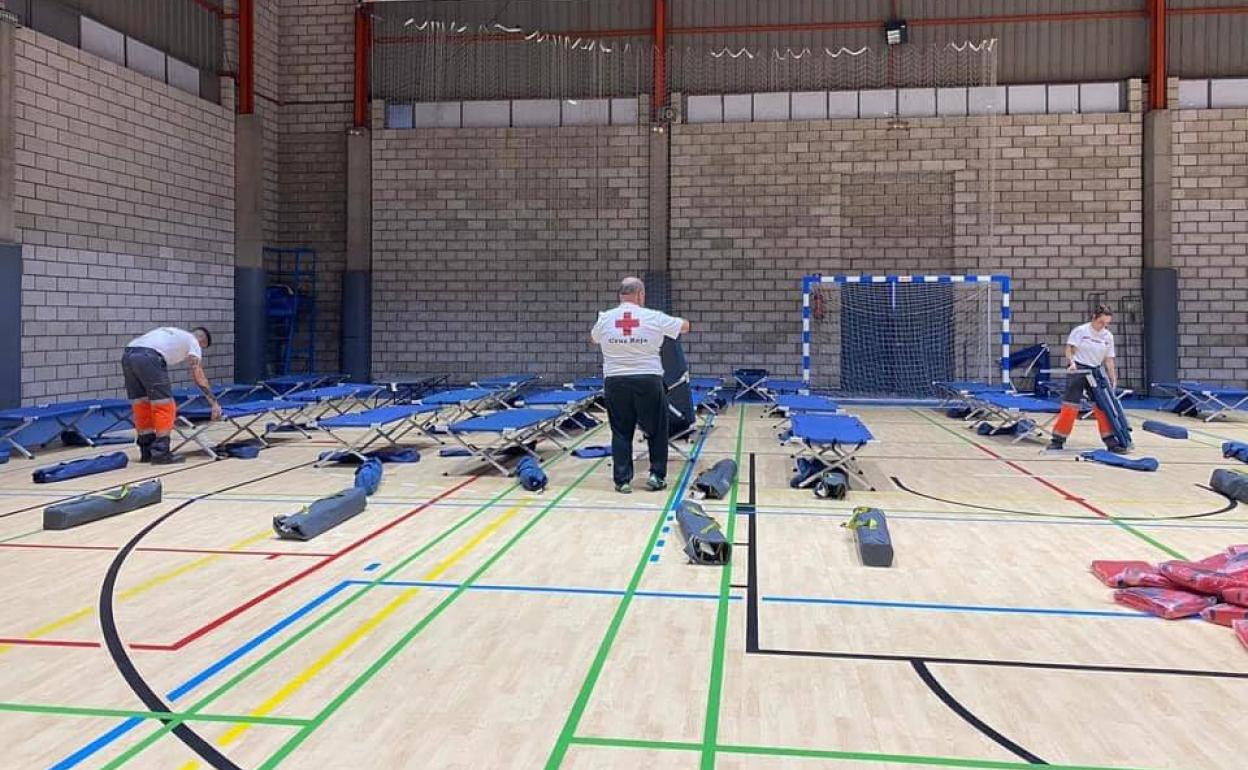 Cruz Roja preparando el Pabellón Municipal de Coria 