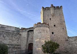 Castillo de los Duques de Alba, en la plaza de La Cava.