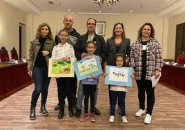 Entrega de diplomas a las ganadoras del I Concurso de Dibujo Infantil «La Dehesa».