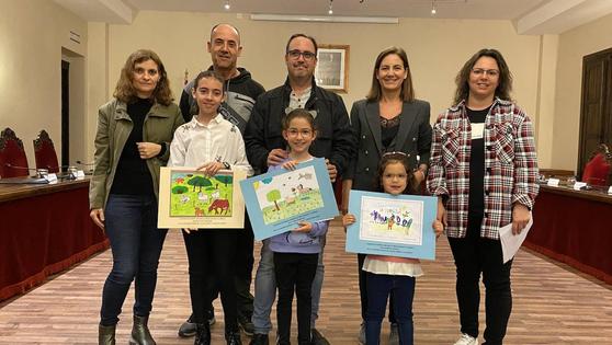 Lara Rodríguez, Julia García y Leonor Mateo, ganadoras del I Concurso de Dibujo Infantil «La Dehesa»