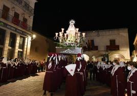 Momento de la Alzada a María Santísima del Amor Hermoso en su procesión por Coria.