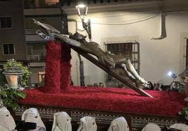 Imagen del Santísimo Cristo de la Salud a su paso por la calle Corredera.