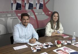 El candidato del PSOE, Héctor Lisero, junto a Alba Victoria Hernández en la sede del partido.