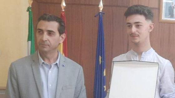 ASECOC reconoce el mejor expediente de Electromecánica del IES Alagón de Coria a Borja López