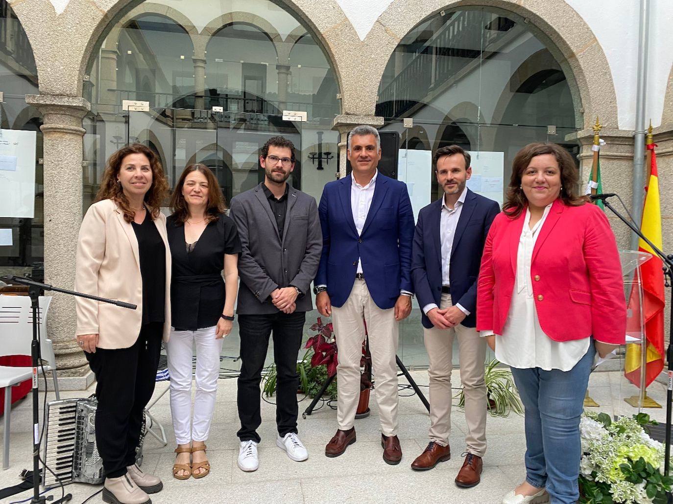 Imagen principal - Arriba: En tercera posición por la izquierda, el ganador del permio, junto a las autoridades. Debajo: El alcalde de Coria durante su intervención en el acto. 