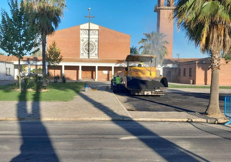 Imagen principal - Continúan los trabajos en las calles de Coria y sus pedanías