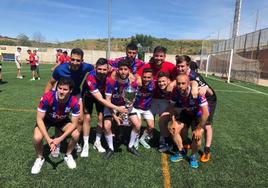 Orenes sosteniendo el trofeo.