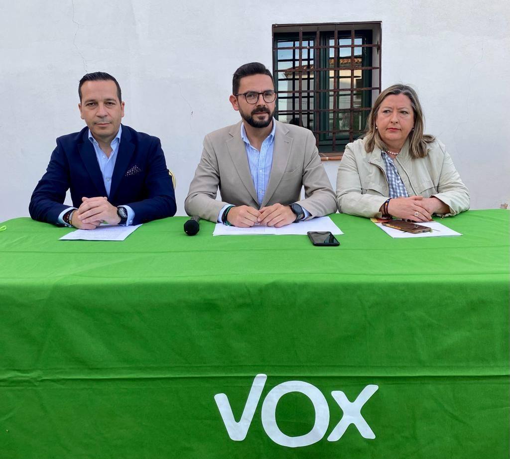 Imagen principal - Franco en el cnetro, junto al presidente provincial de VOX Cáceres y cabeza de lista a las Autonómicas por la provincia cacereña, Óscar Fernández Calle, y la vicepresidenta, Purificación Martín.