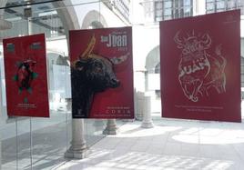 En el centro, el cartel ganador de esta edición.