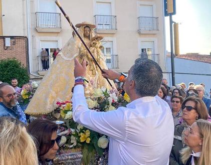 Imagen secundaria 1 - Salida de la Virgen hacia su Santuario, recogida del bastón de mando por el alcalde y salva de fuegos artificiales en honor a la Virgen.