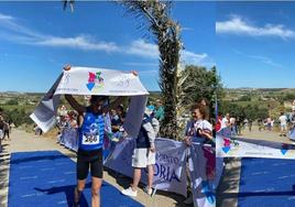 Daniel López y Rebeca Perea cruzando la línea de meta.