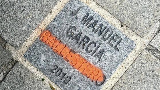 Tachan el apellido de una de las placas conmemorativas de los abanderados de San Juan