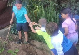 Alumnos en el huerto escolar.