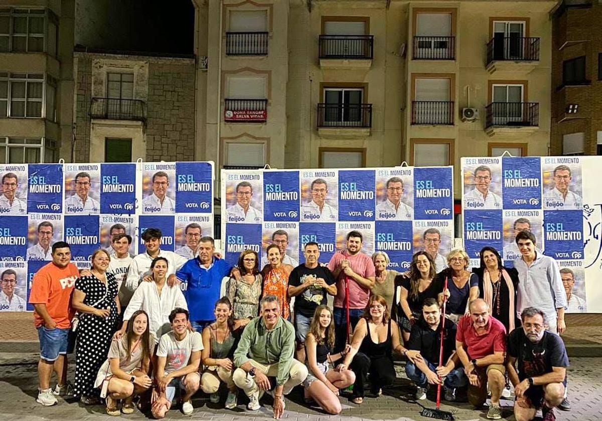 PEgada de carteles del PP de Coria.