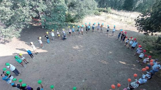 Rosario en el campamento arciprestazgo de Cáritas de Coria a través de radio María