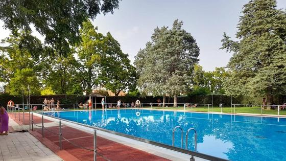 Desalojan la piscina municipal de Rincón del Obispo tras encontrar heces en el agua