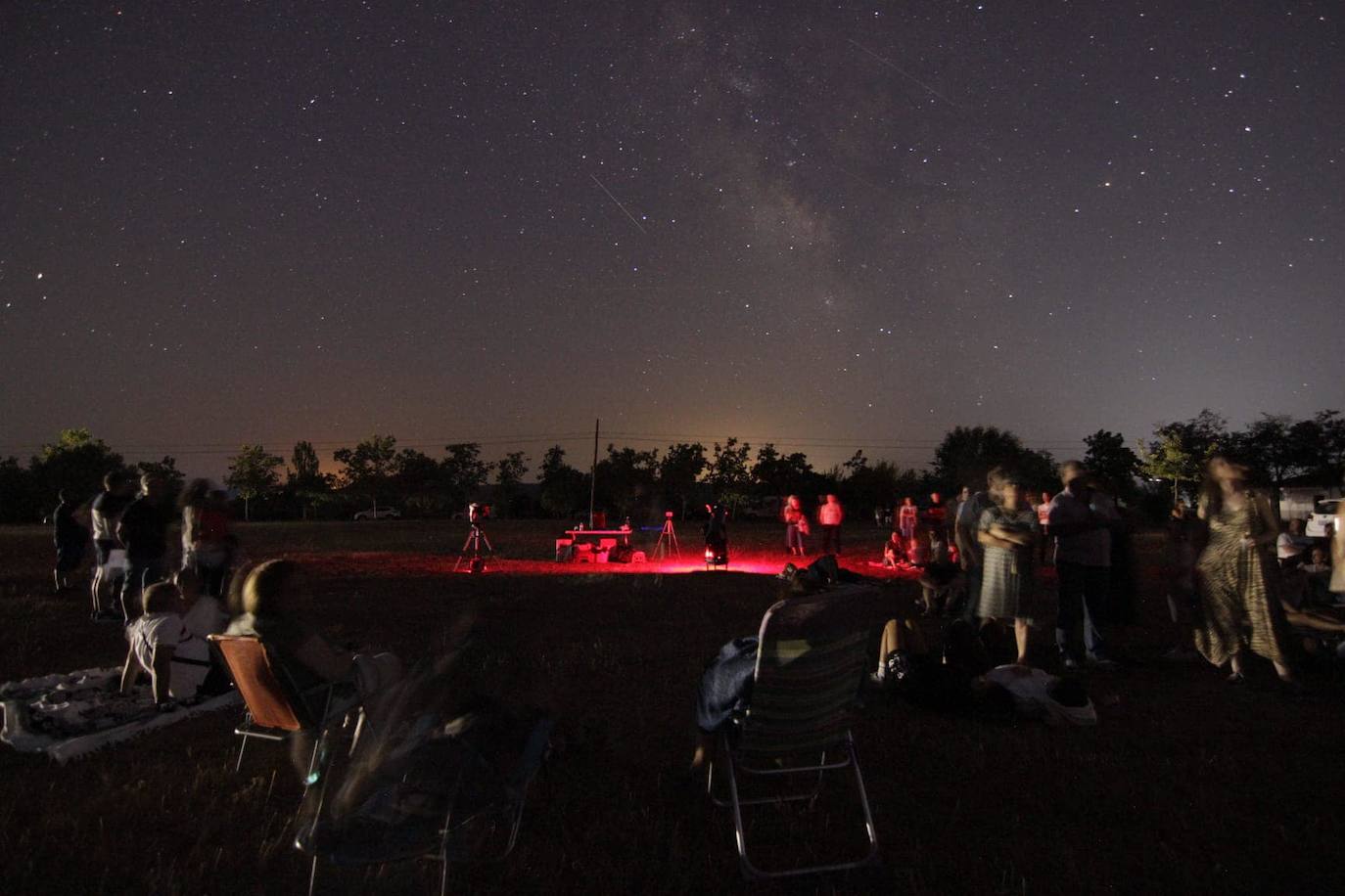 Vecinos viendo las estrellas.