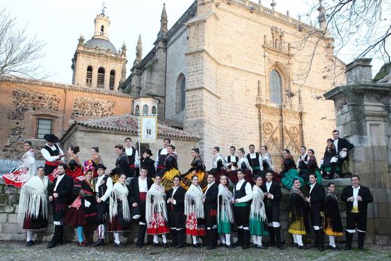 Coria organiza un desfile de trajes regionales con motivo del día de Extremadura