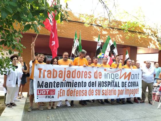 Los trabajadores de mantenimiento del Hospital de Coria reclaman sus salarios