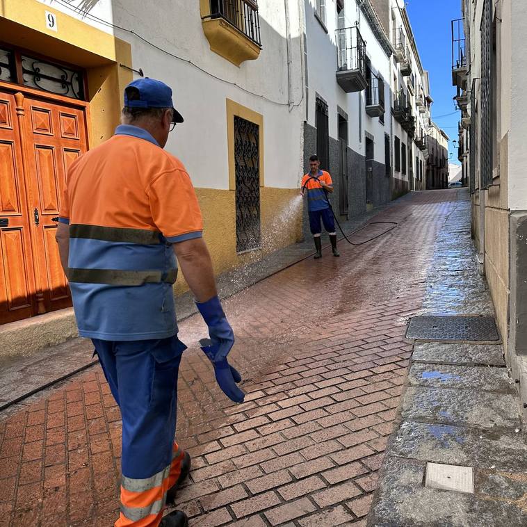 Ponen en marcha el proceso de limpieza en profundidad en la zona antigua de Coria