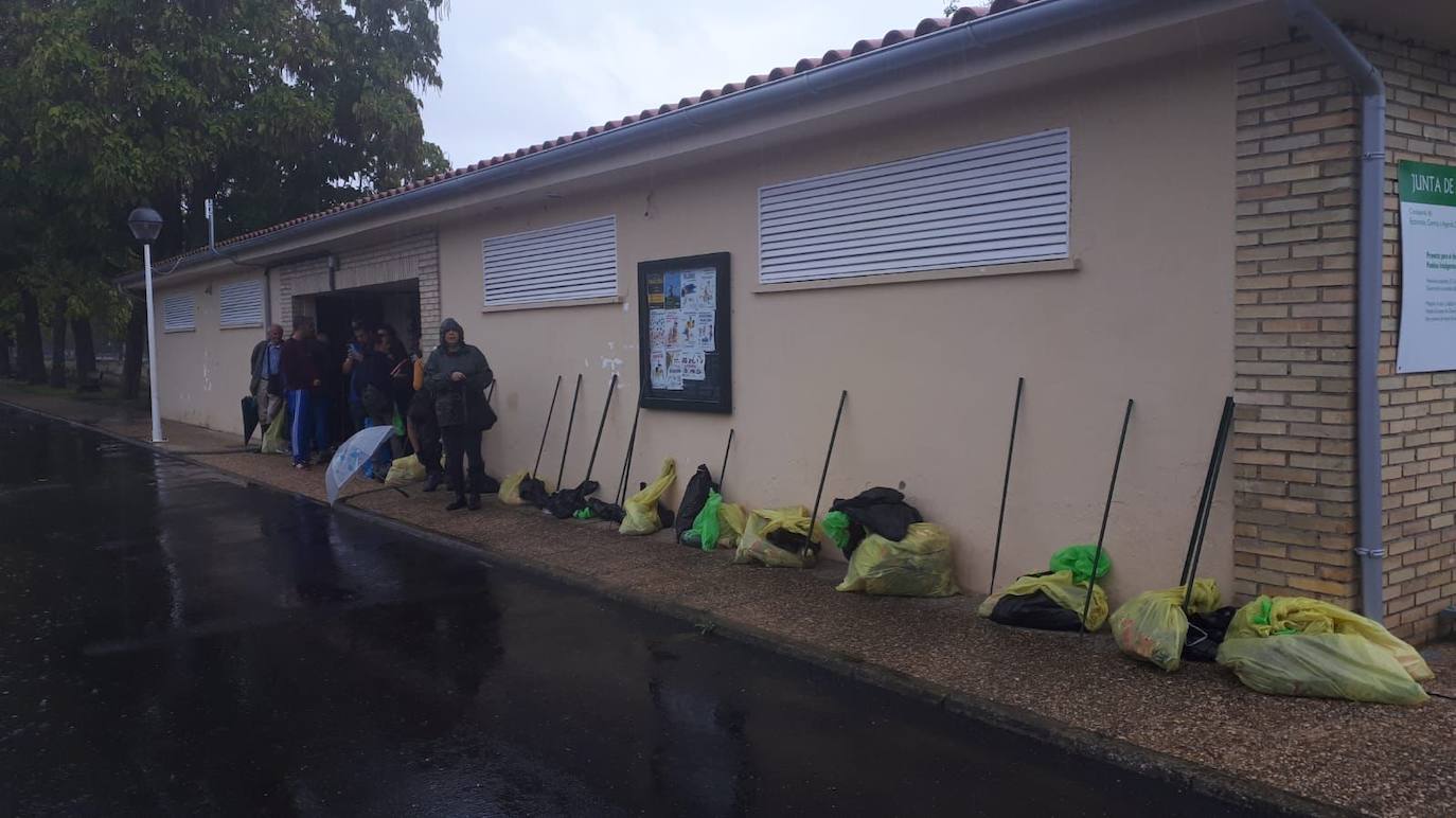 Recogen más de 50 kilos de basuraleza del río Alagón