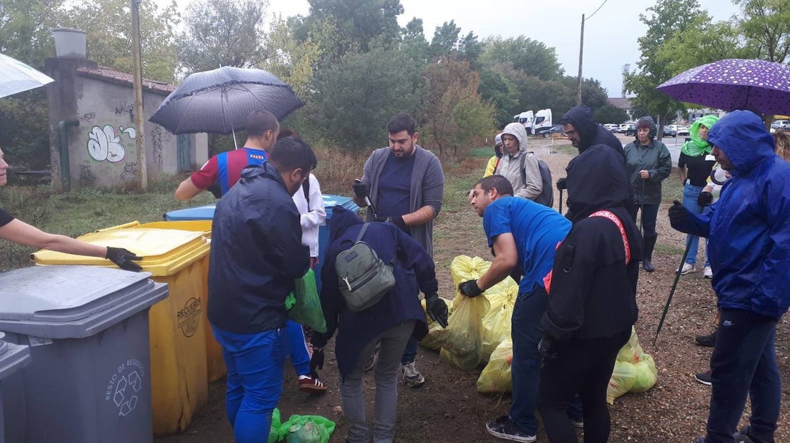 Recogen más de 50 kilos de basuraleza del río Alagón