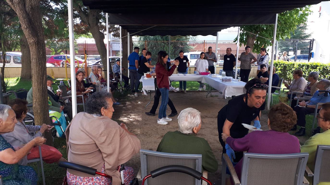 Migas, arroz con leche y roscas de vino para acompañar a los ancianos