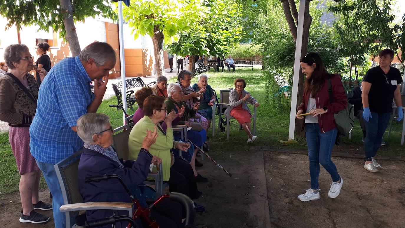 Migas, arroz con leche y roscas de vino para acompañar a los ancianos
