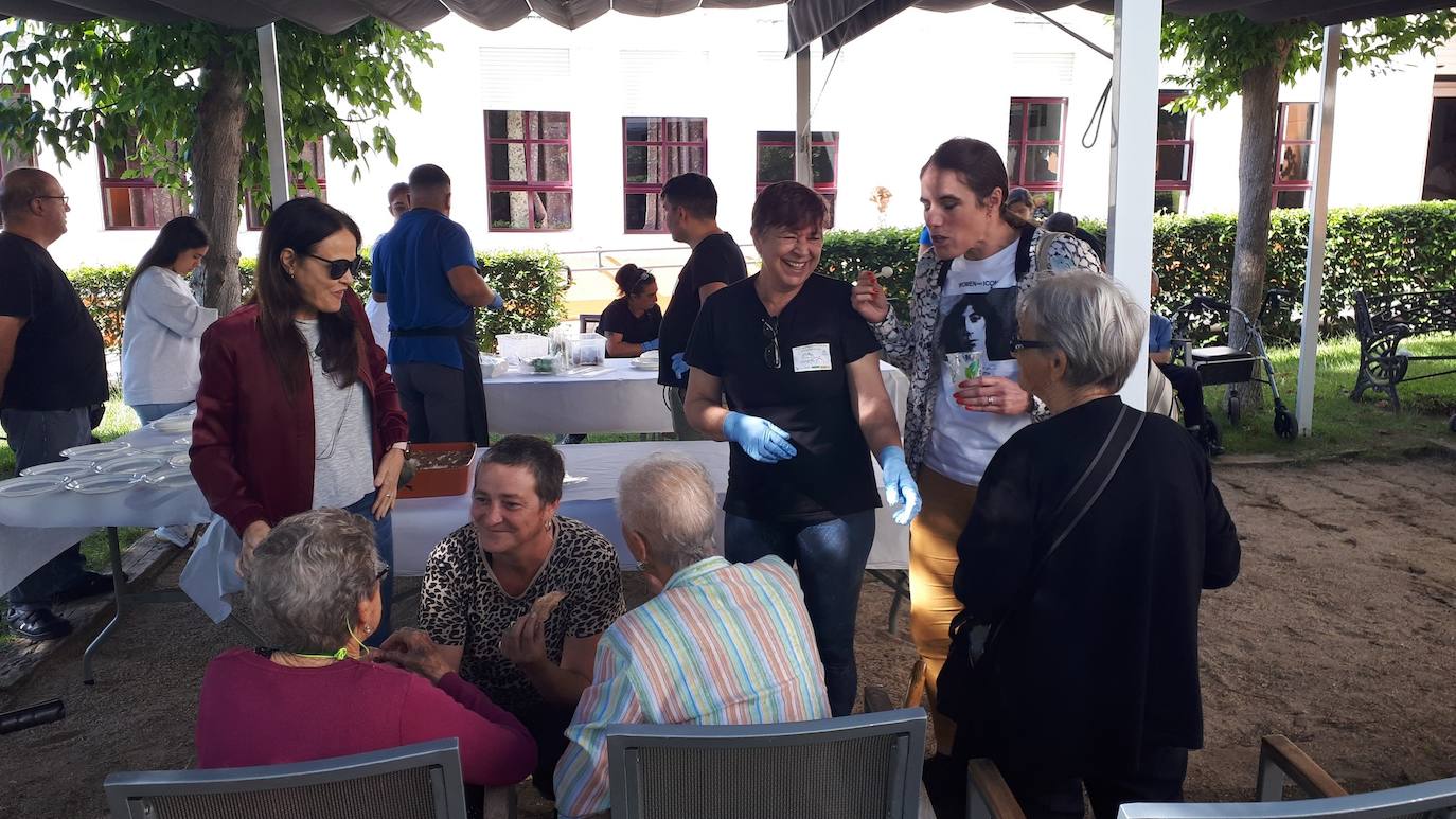 Migas, arroz con leche y roscas de vino para acompañar a los ancianos