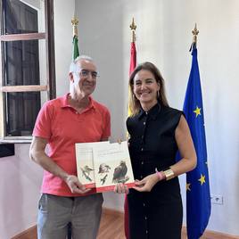 Reunión de la alcaldesa y el autor.