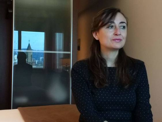 La Ciudad Feliz de Elvira Navarro llega a la Biblioteca Municipal de Coria